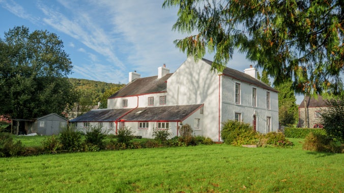 Yr ardd yn Nolaucothi Arms, Cymru